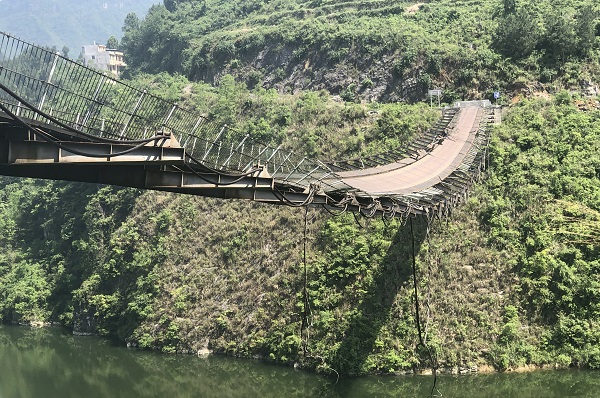 牛角岩铁索桥图片